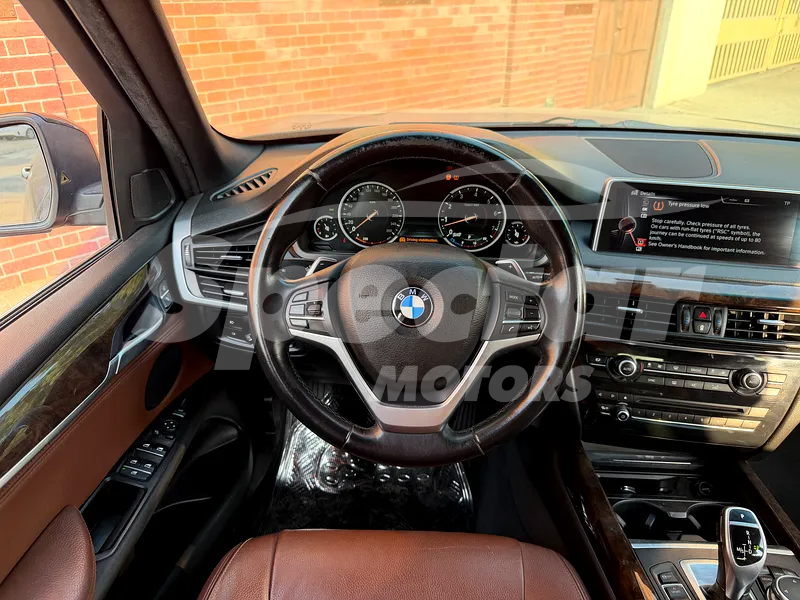 
								BMW X5 M50i full									