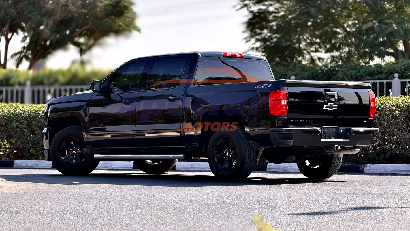 
								Chevrolet Silverado LT full									