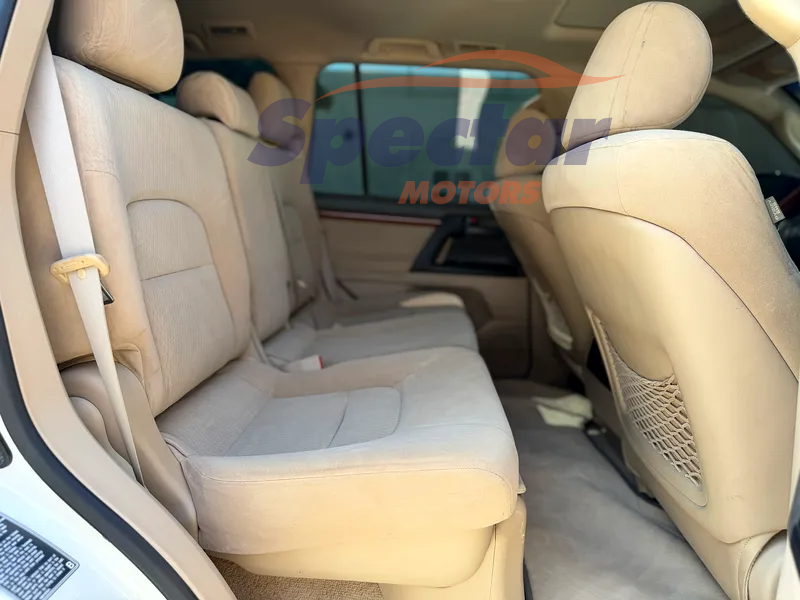 
								Toyota Land Cruiser GXR full									