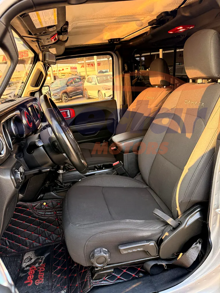 
								Jeep Wrangler Sahara Unlimited full									