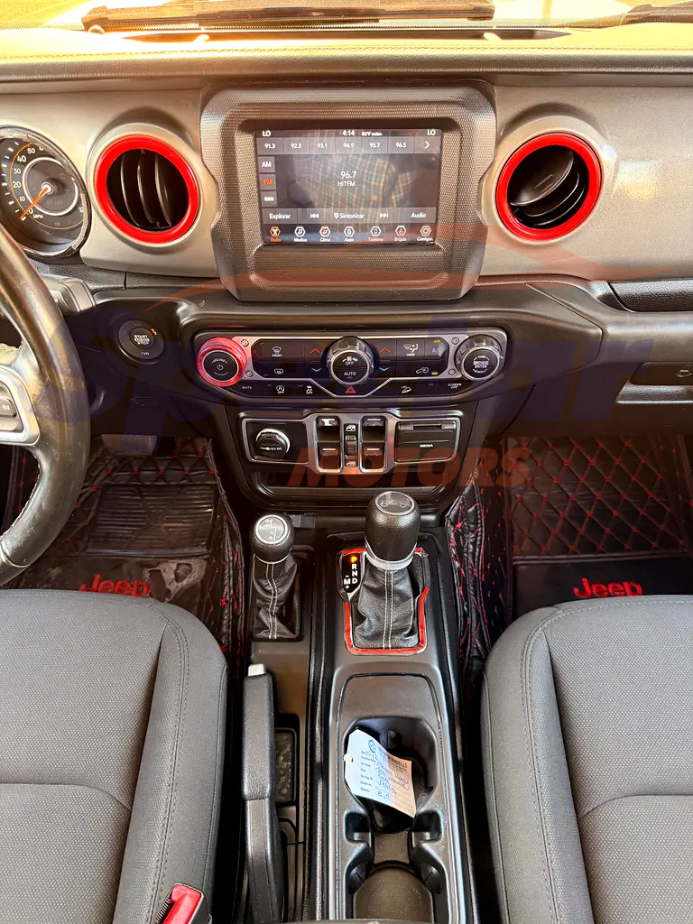 
								Jeep Wrangler Sahara Unlimited full									