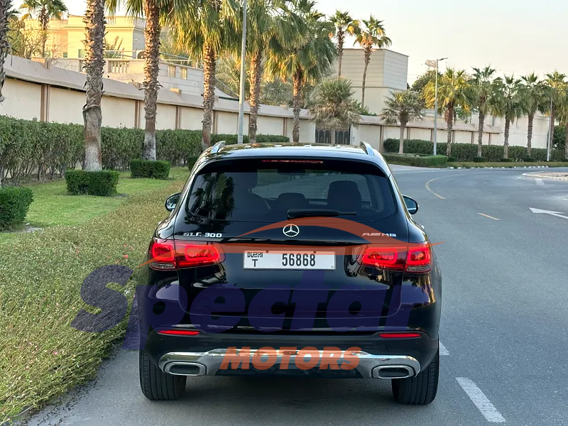 
								Mercedes-Benz GLC 300 AMG full									