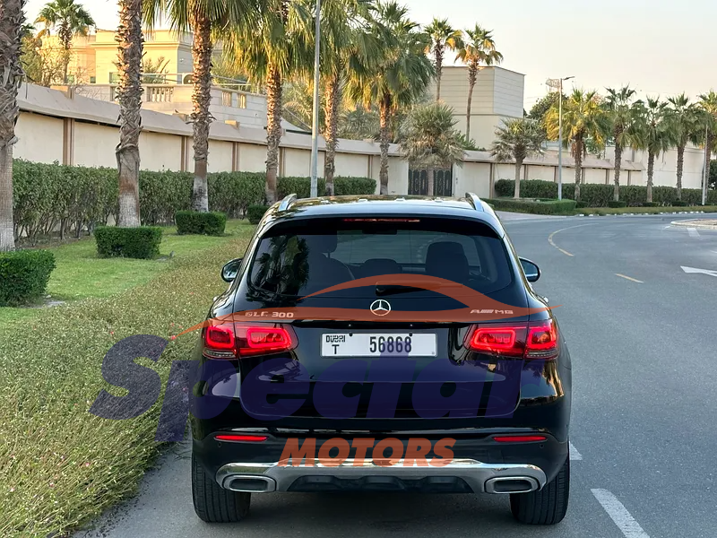 
								Mercedes-Benz GLC 300 AMG full									