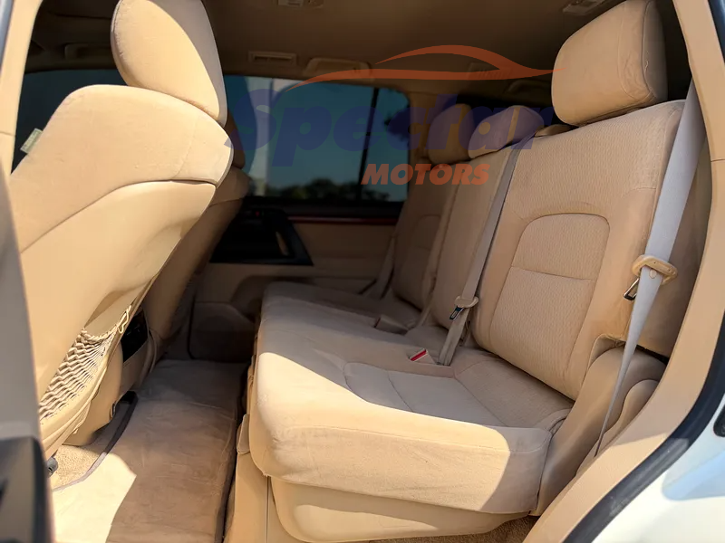 
								Toyota Land Cruiser GXR full									