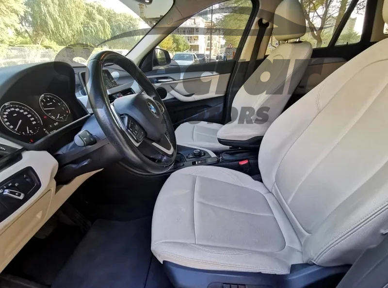 
								BMW X1 sDrive20i full									