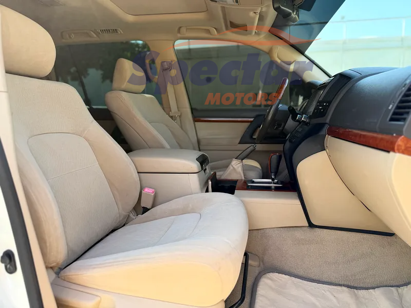 
								Toyota Land Cruiser GXR full									