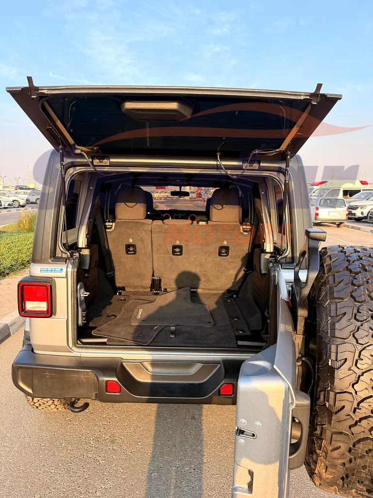 
								Jeep Wrangler Sahara Unlimited full									