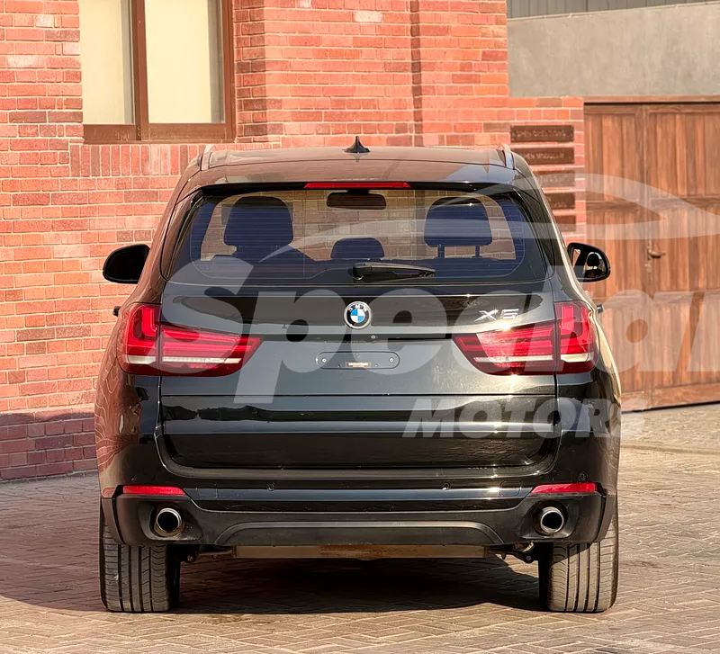 
								BMW X5 M50i full									