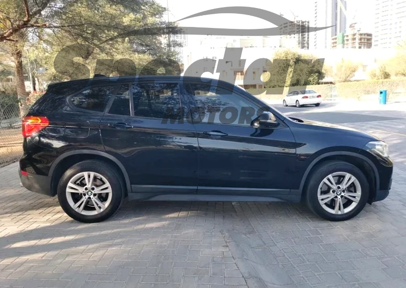 
								BMW X1 sDrive20i full									