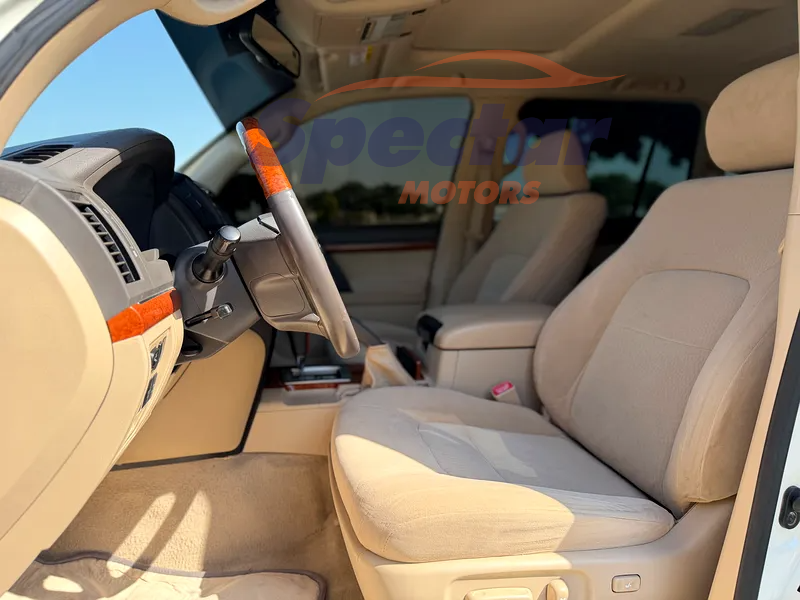 
								Toyota Land Cruiser GXR full									