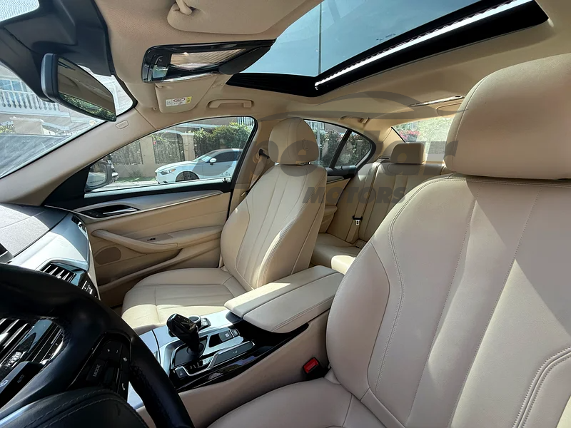 
								BMW 5-Series 520i Exclusive full									