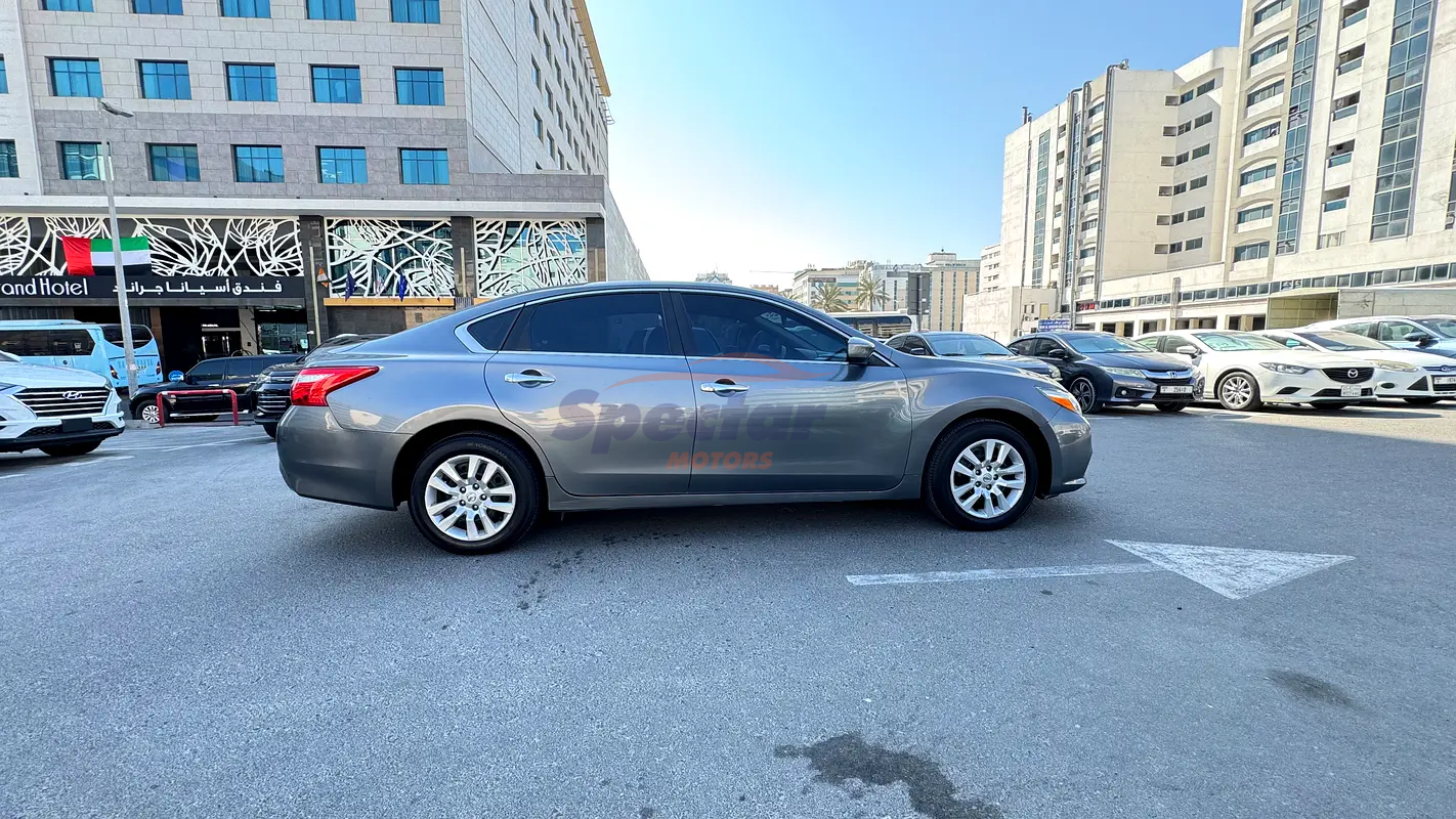 
								Nissan Altima S full									