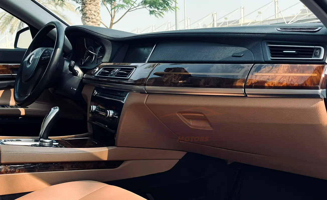 
								BMW 7-Series 730i Exclusive full									