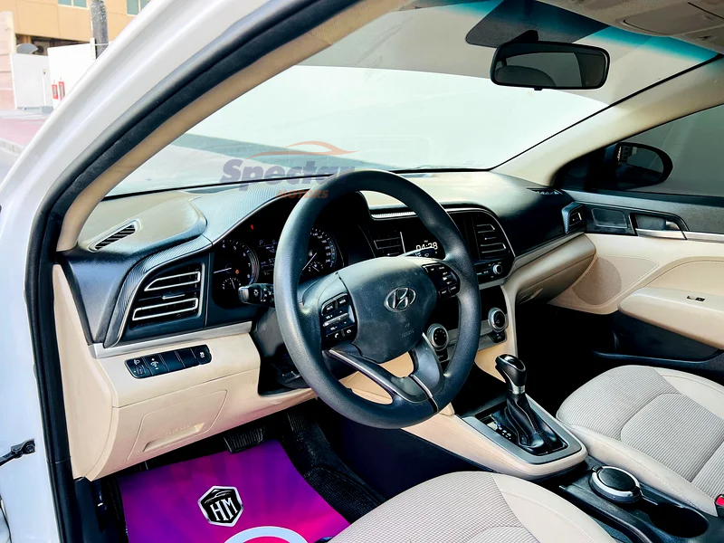 
								Hyundai Elantra Comfort full									