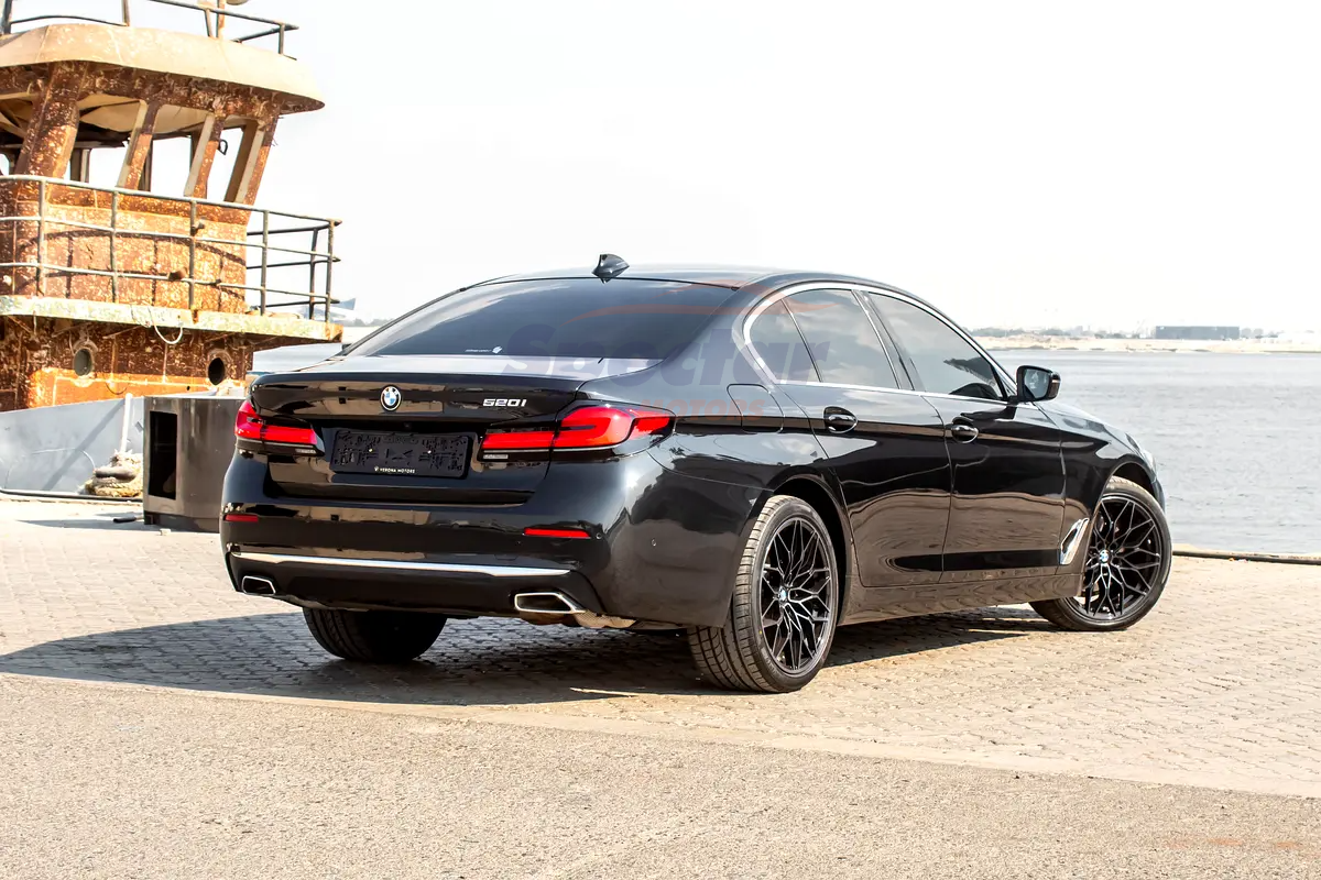 
								BMW 5-Series 520i M-Kit full									