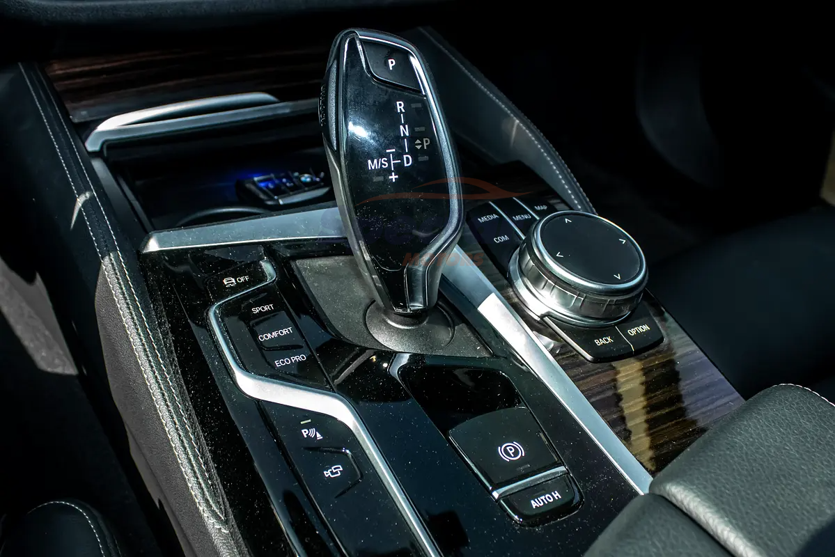 
								BMW 5-Series 520i M-Kit full									