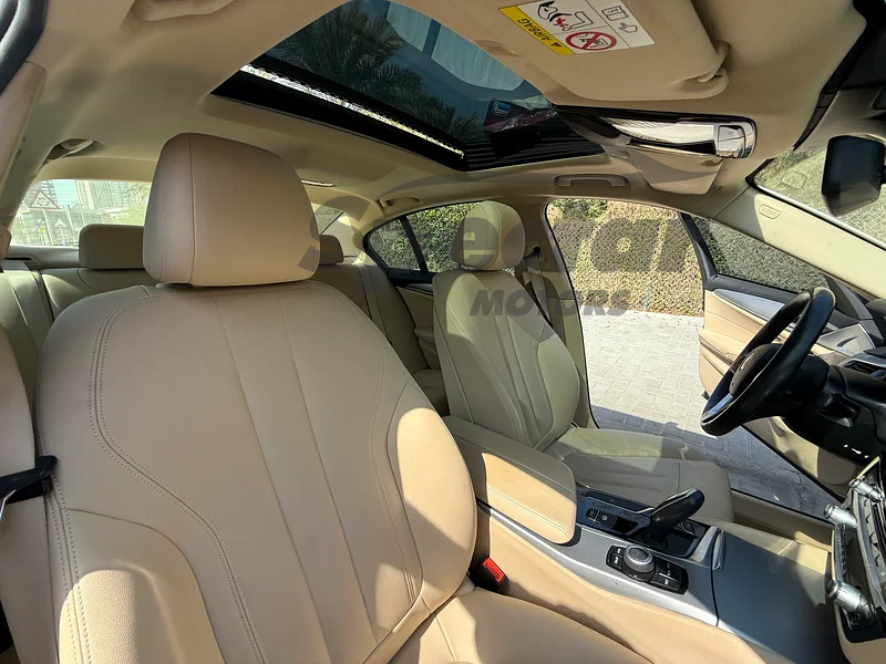 
								BMW 5-Series 520i Exclusive full									