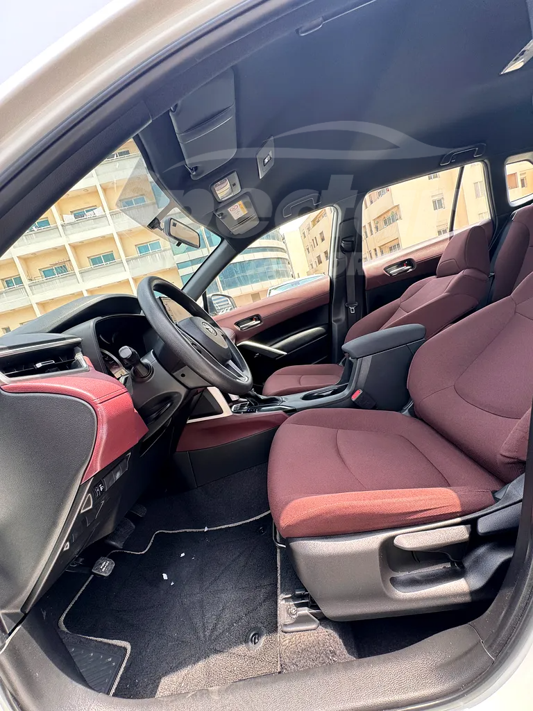 
								Toyota Corolla Cross LE full									