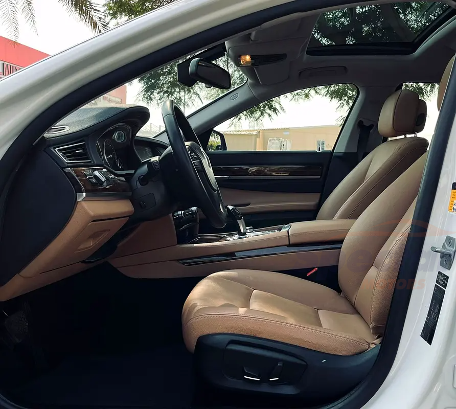 
								BMW 7-Series 730i Exclusive full									