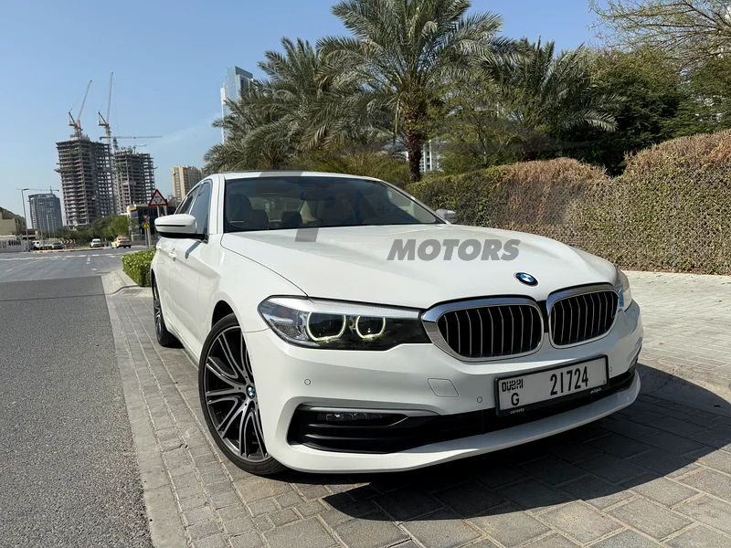 
								BMW 5-Series 520i Exclusive full									