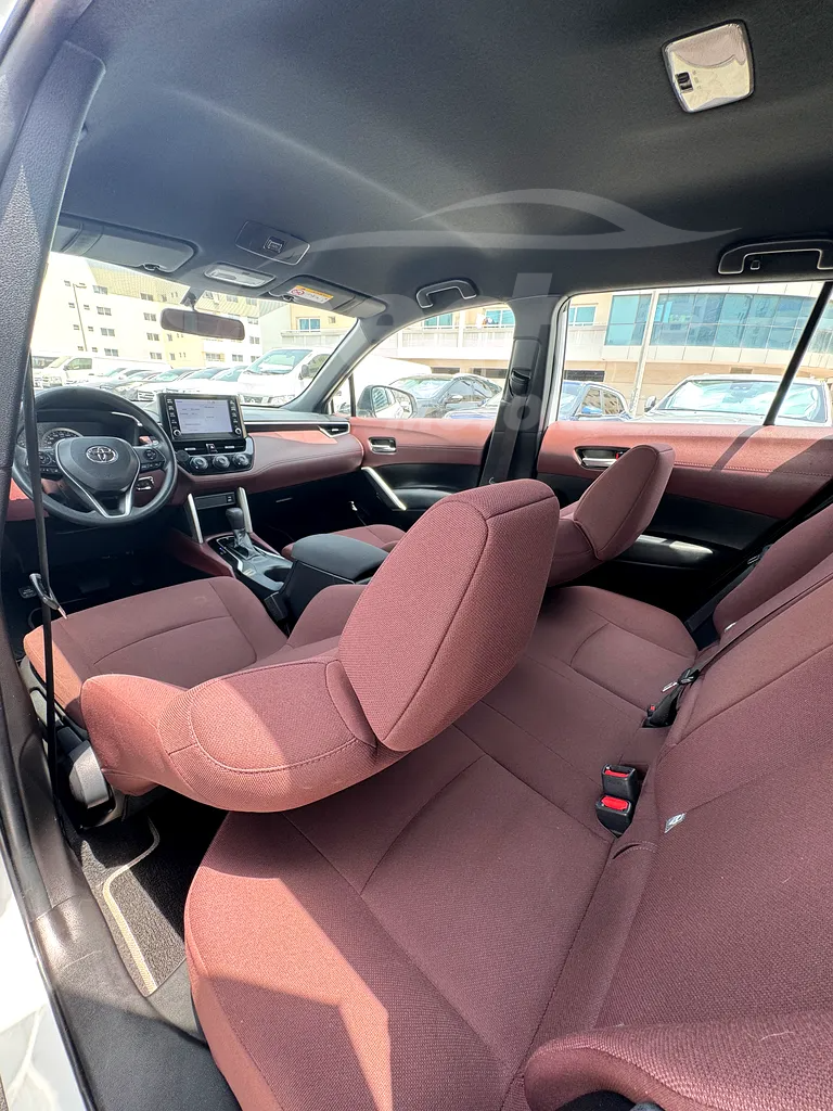 
								Toyota Corolla Cross LE full									