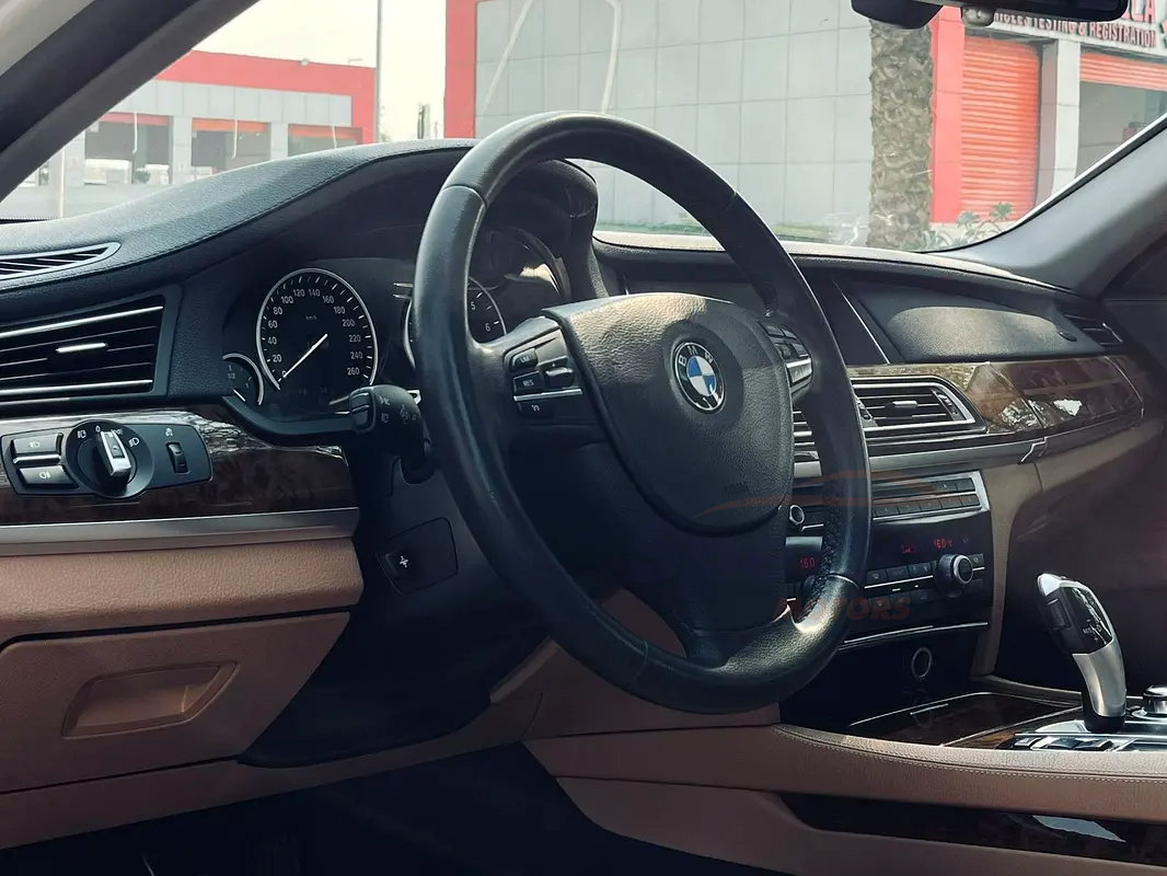 
								BMW 7-Series 730i Exclusive full									