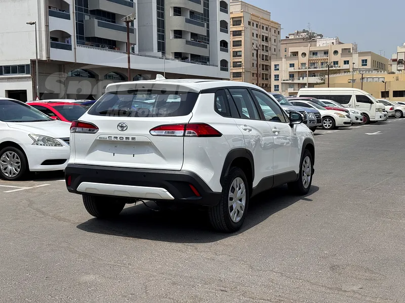 
								Toyota Corolla Cross LE full									