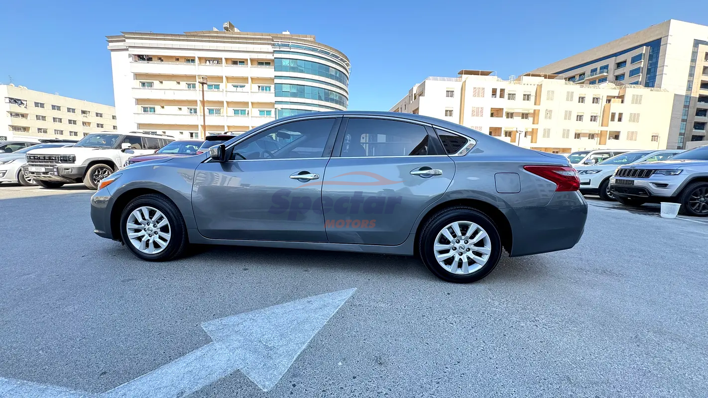 
								Nissan Altima S full									