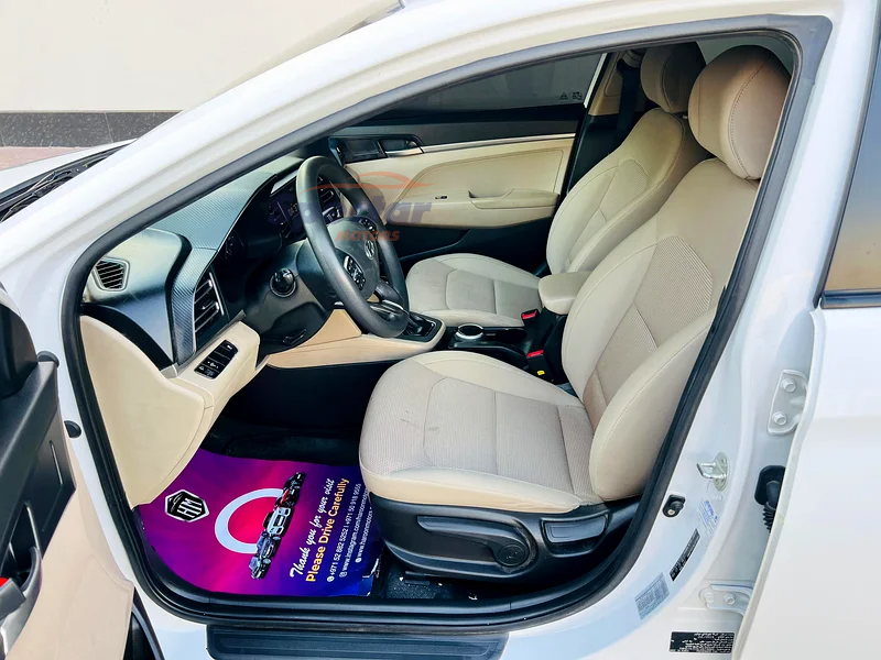 
								Hyundai Elantra Comfort full									