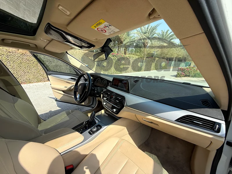
								BMW 5-Series 520i Exclusive full									