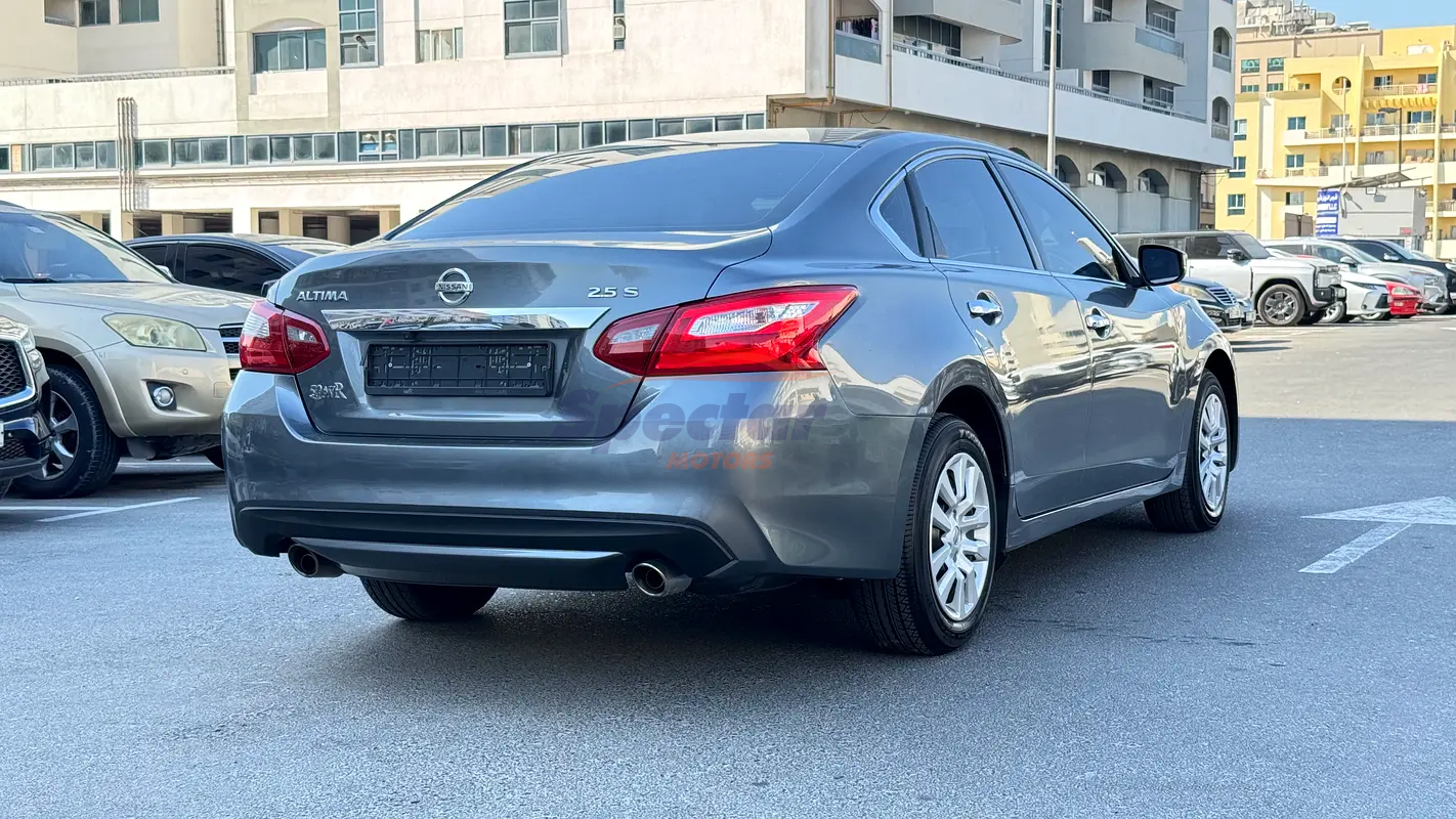 
								Nissan Altima S full									