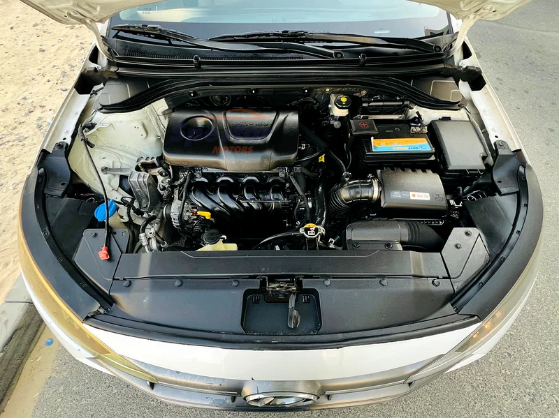 
								Hyundai Elantra Comfort full									