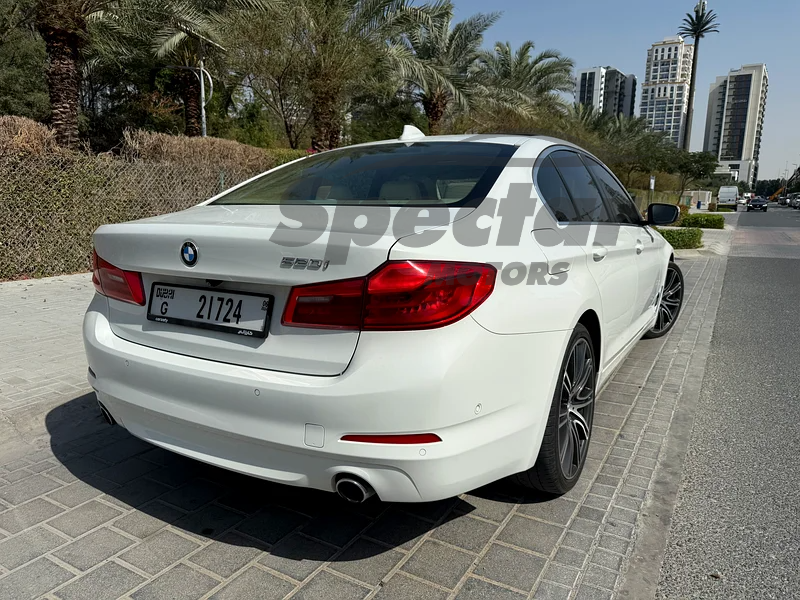 
								BMW 5-Series 520i Exclusive full									