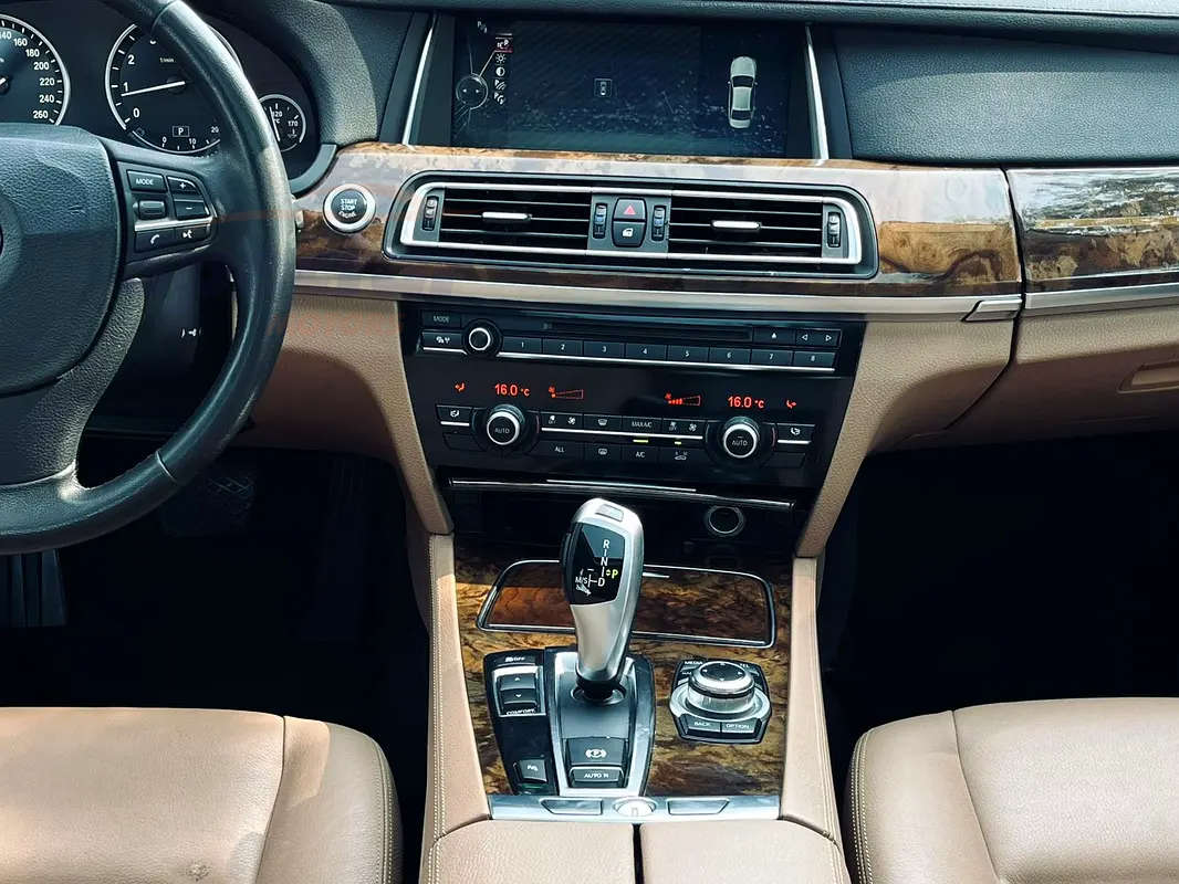 
								BMW 7-Series 730i Exclusive full									