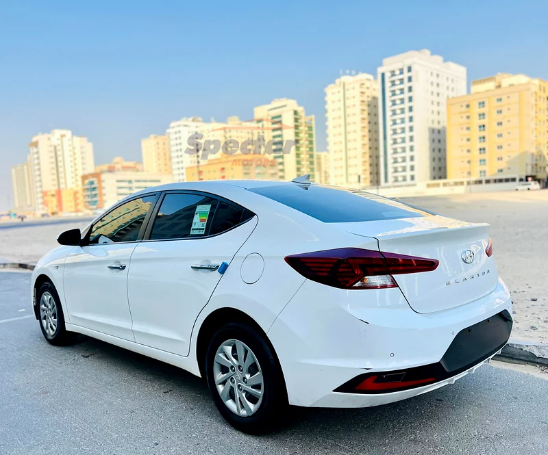 
								Hyundai Elantra Comfort full									