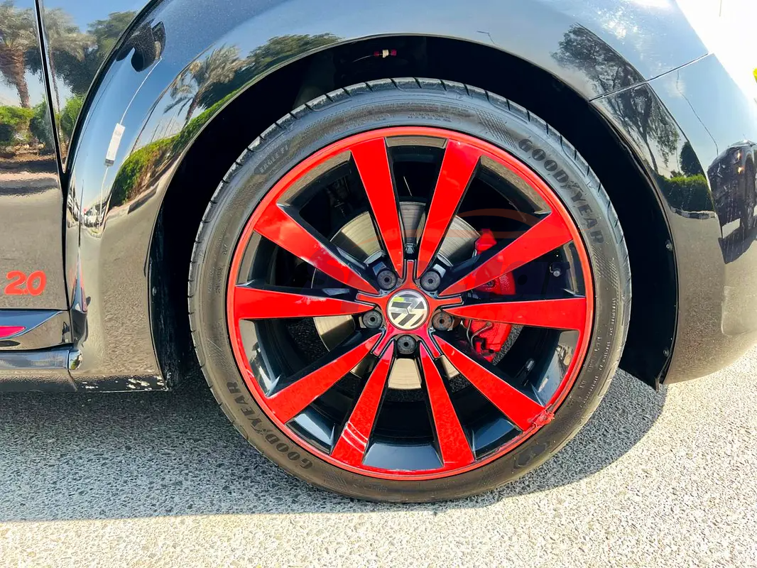 
								Volkswagen Beetle Black Launch Edition full									