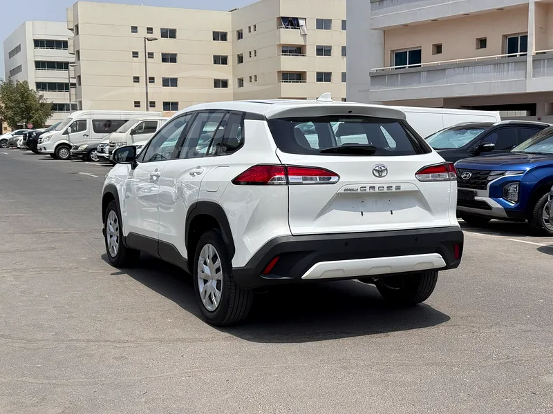 
								Toyota Corolla Cross LE full									