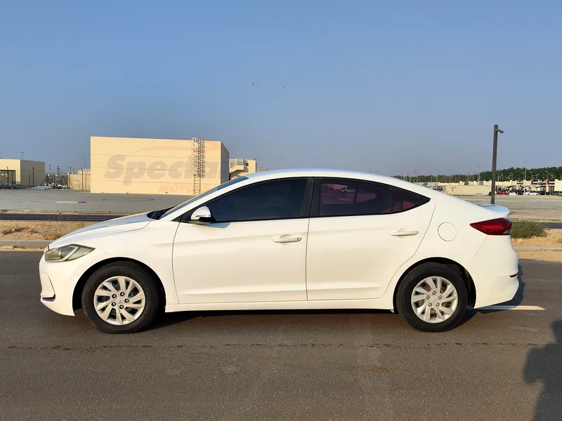 Hyundai Elantra Comfort gasoline sedan front exterior view