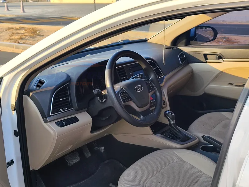 
								Hyundai Elantra Comfort full									