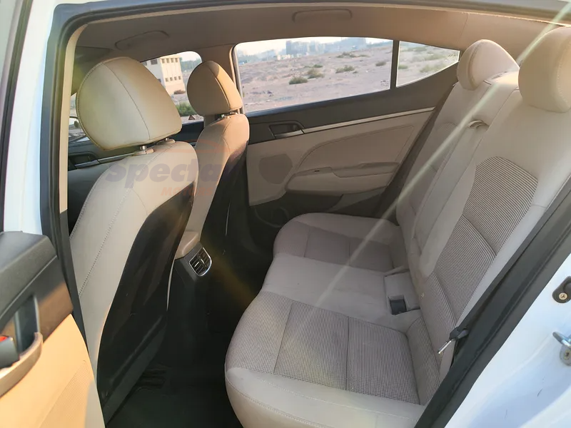 
								Hyundai Elantra Comfort full									