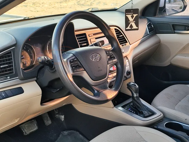 
								Hyundai Elantra Comfort full									