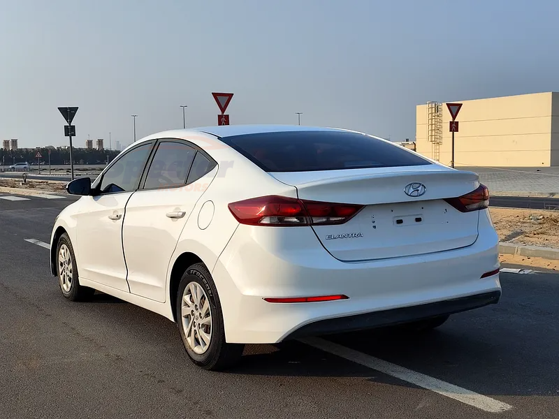
								Hyundai Elantra Comfort full									