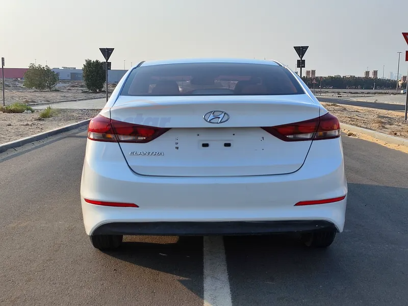 
								Hyundai Elantra Comfort full									