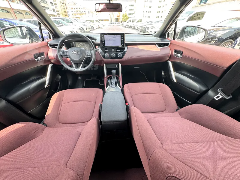 
								Toyota Corolla Cross LE full									