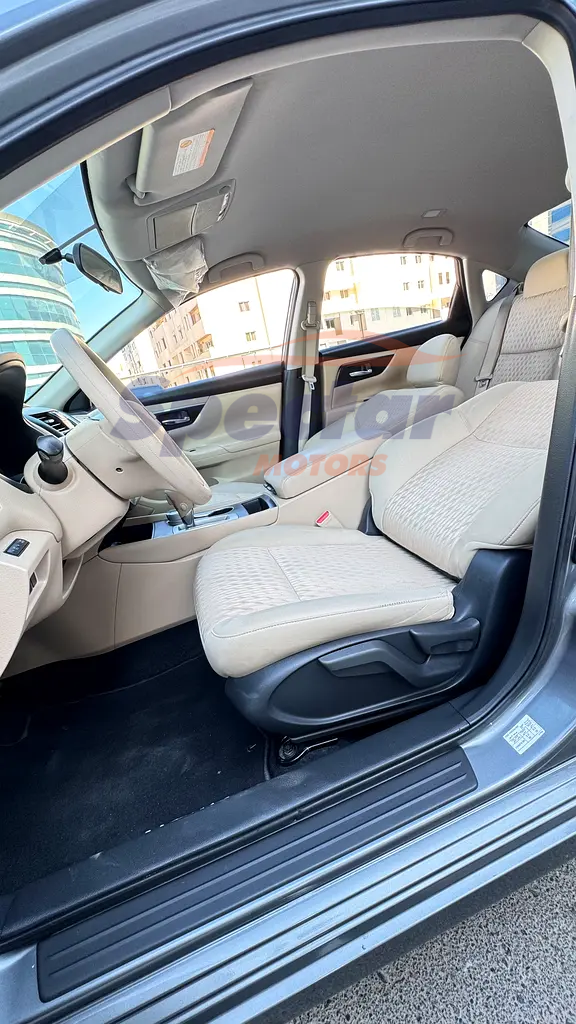 
								Nissan Altima S full									