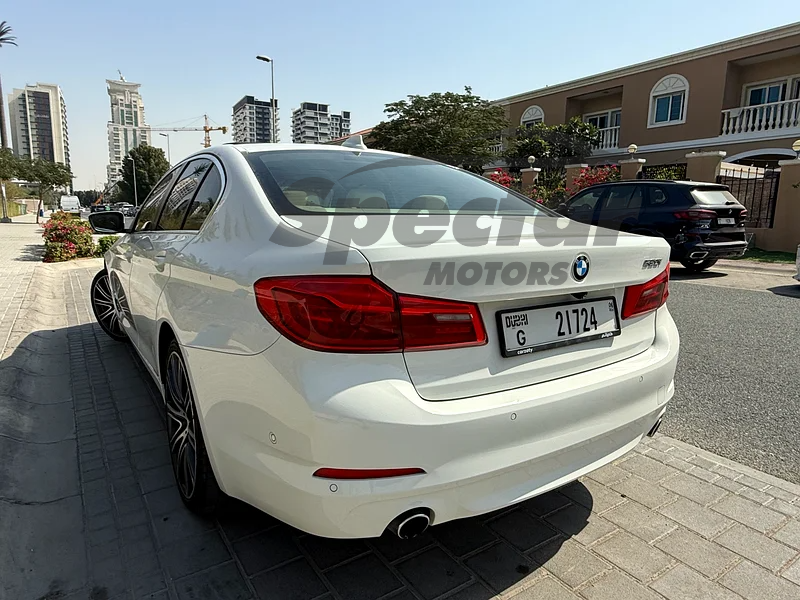
								BMW 5-Series 520i Exclusive full									