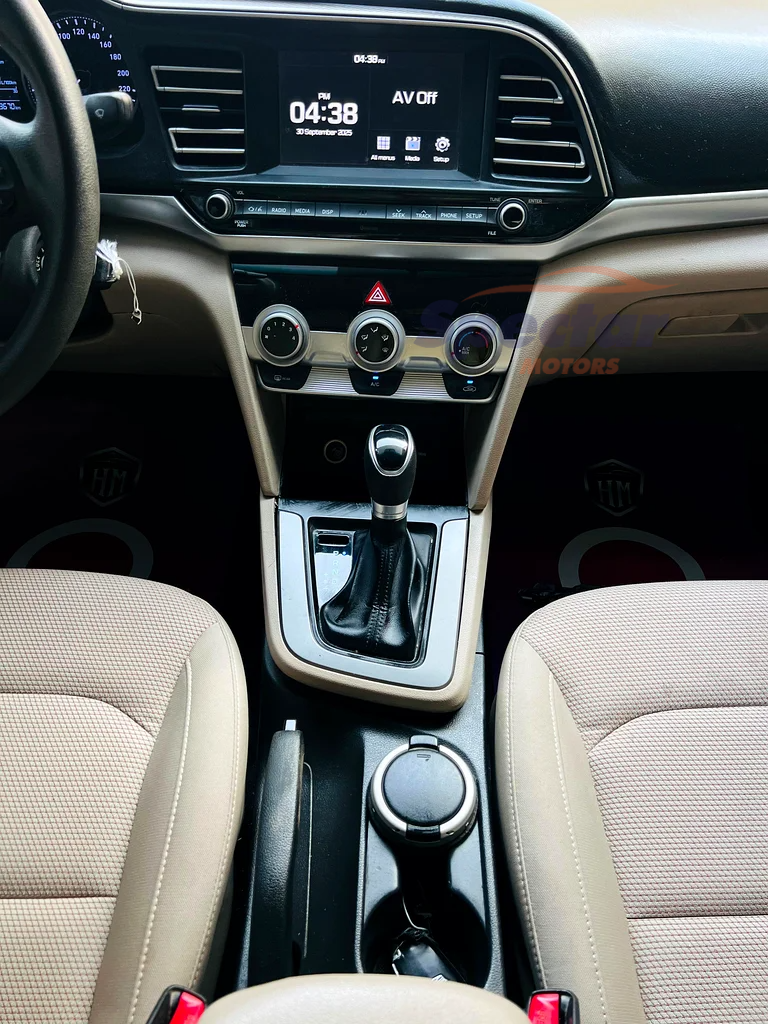 
								Hyundai Elantra Comfort full									