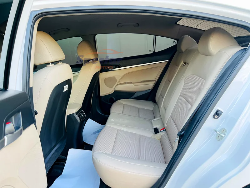 
								Hyundai Elantra Comfort full									