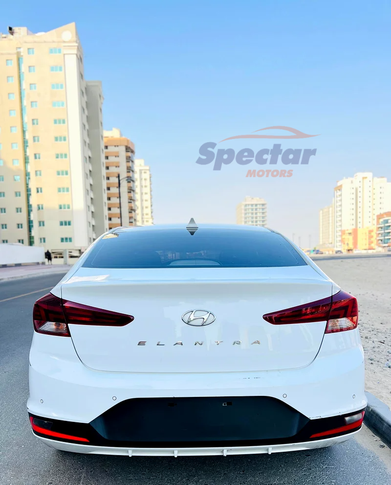 
								Hyundai Elantra Comfort full									