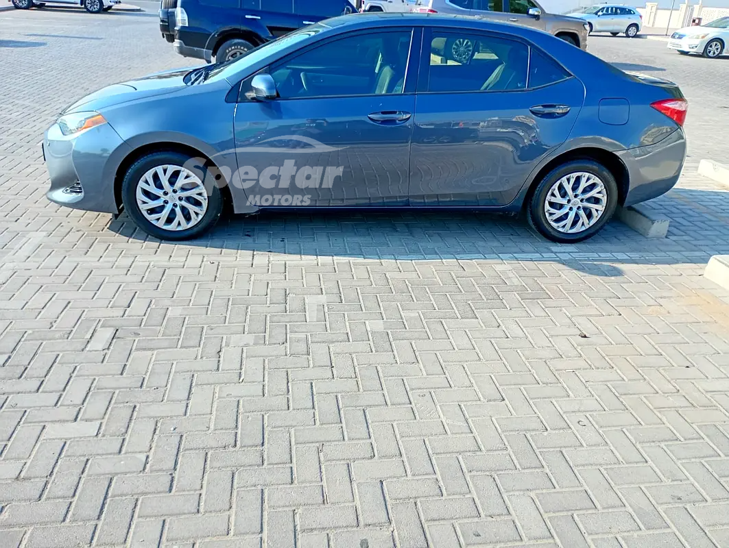 
								Toyota Corolla Base full									